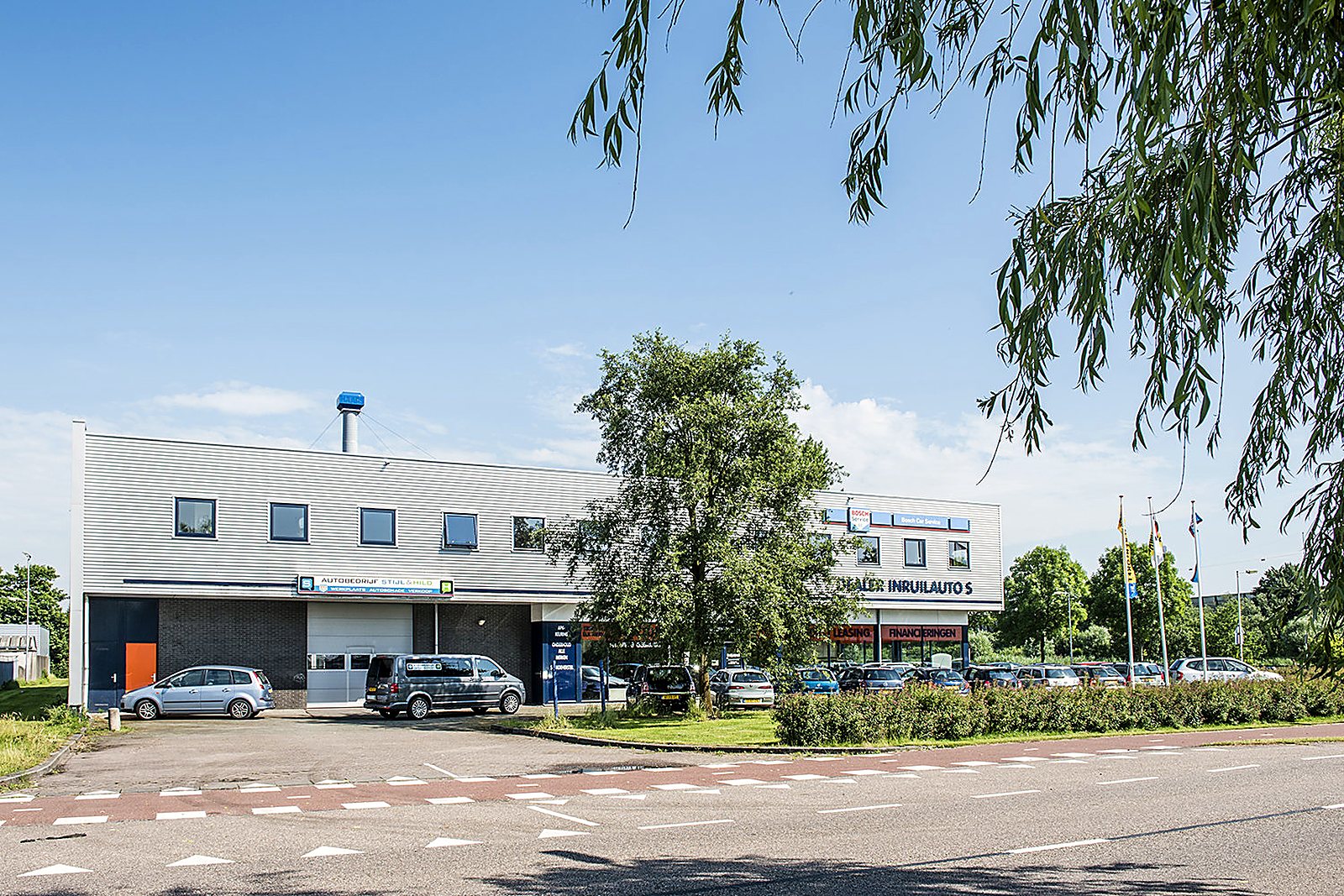 Het pand van Autobedrijf Stijl en HILD Auto’s aan de Scheepsbouwersweg in Landsmeer