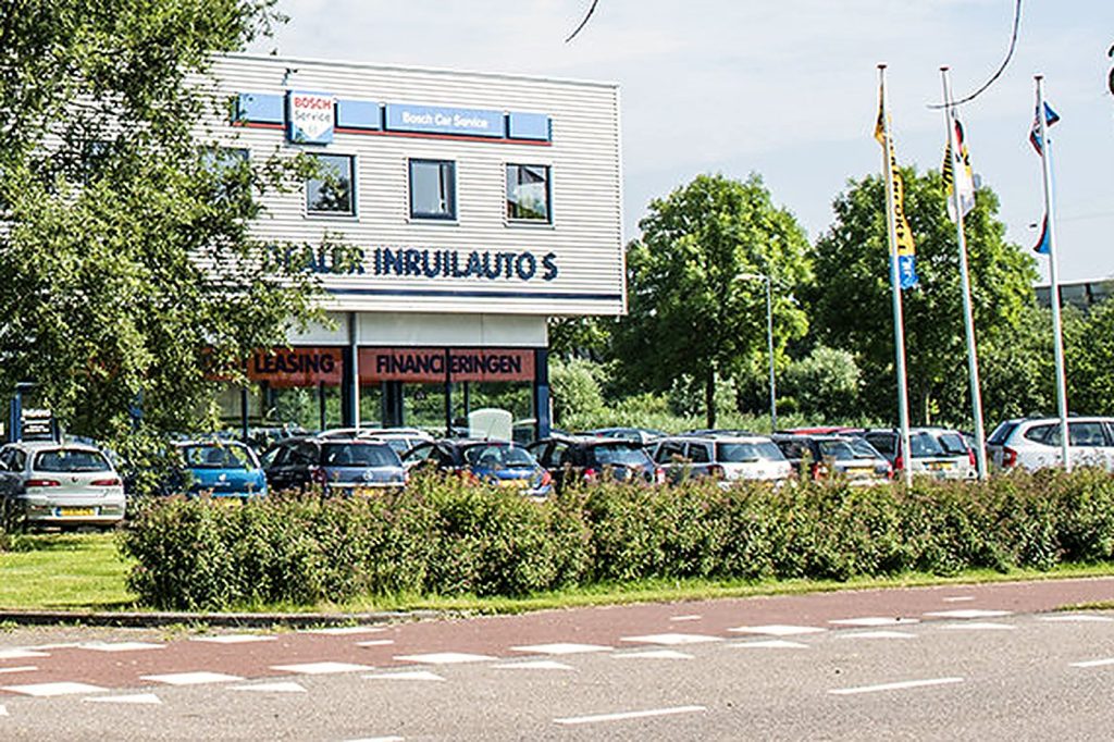 De occasions van HILD Auto’s naast het pand