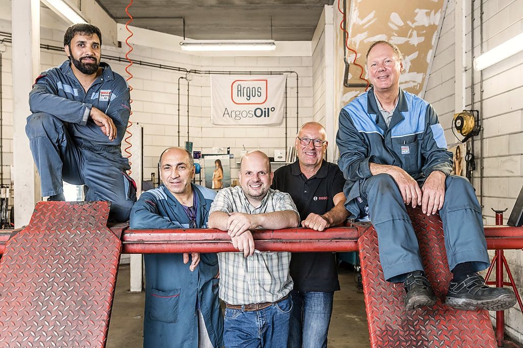 De monteurs van Autobedrijf Stijl in de werkplaats